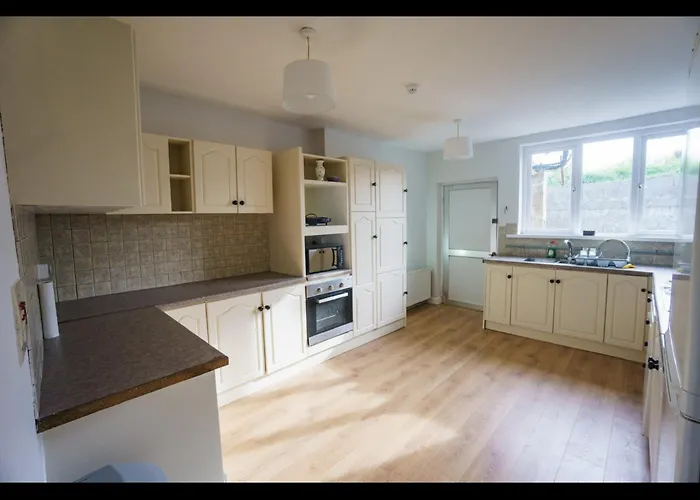 Four Bedroom Warm And Cosy